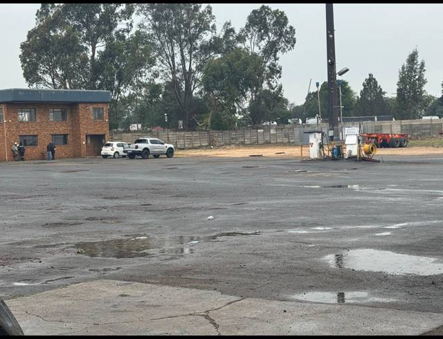 1,250M² BUSINESS TO LET IN MAPLETON